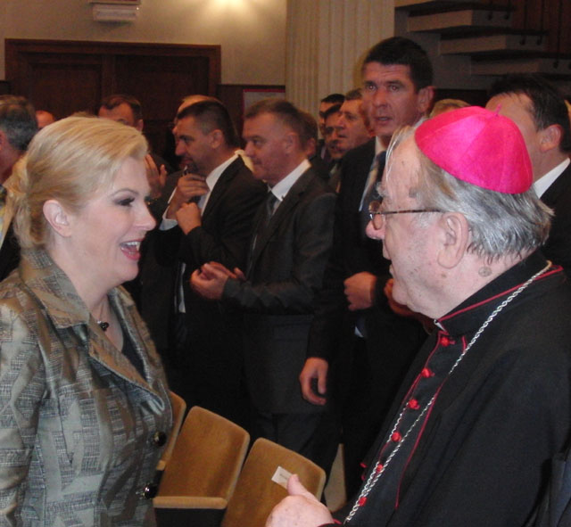 Predsjednica s gospićkim biskupoom/Foto arhiva Lika pressa
                                                                                                                                                                                              